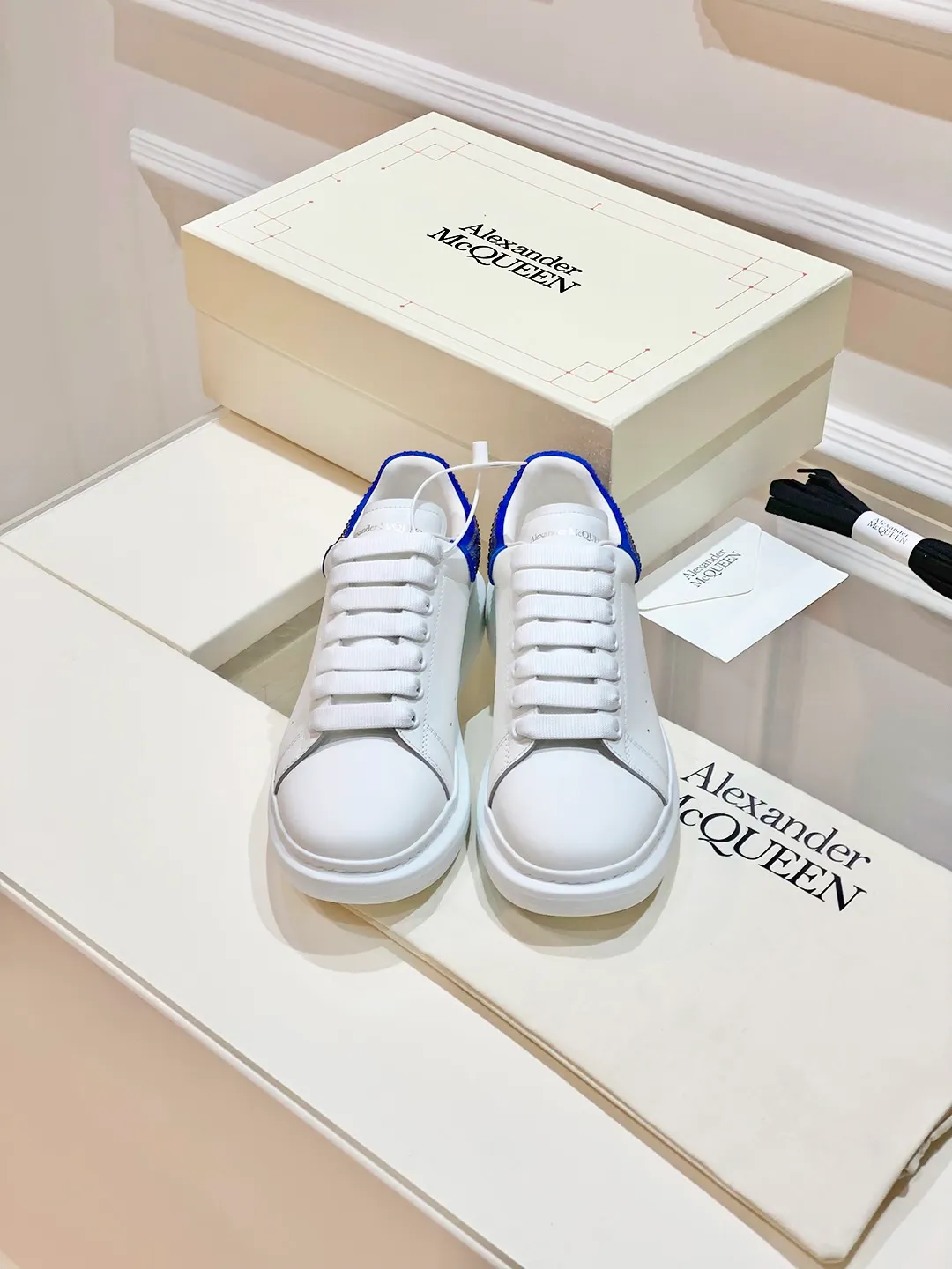 👟👟Ex-factory price 560👟👟 𝐀𝐥𝐞𝐱𝐚𝐧𝐝𝐞𝐫 𝐌𝐜𝐐𝐮𝐞𝐞𝐧A must-have for going out ~ full of confidence. McQueen white shoes are versatile and can instantly elongate your proportions. The long legs that fill the screen make you confident, sweet and cool, and can be controlled by both male and female gods, making you look better as you wear them. ⭐Shoe upper material: first-layer cowhide ⭐Shoe lining material: sheepskin ⭐Available sizes: 35-40, male 39-45 (female 40, male 45 customized)